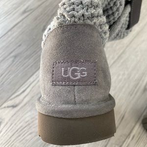 Gray uggs, size 6 in women.
